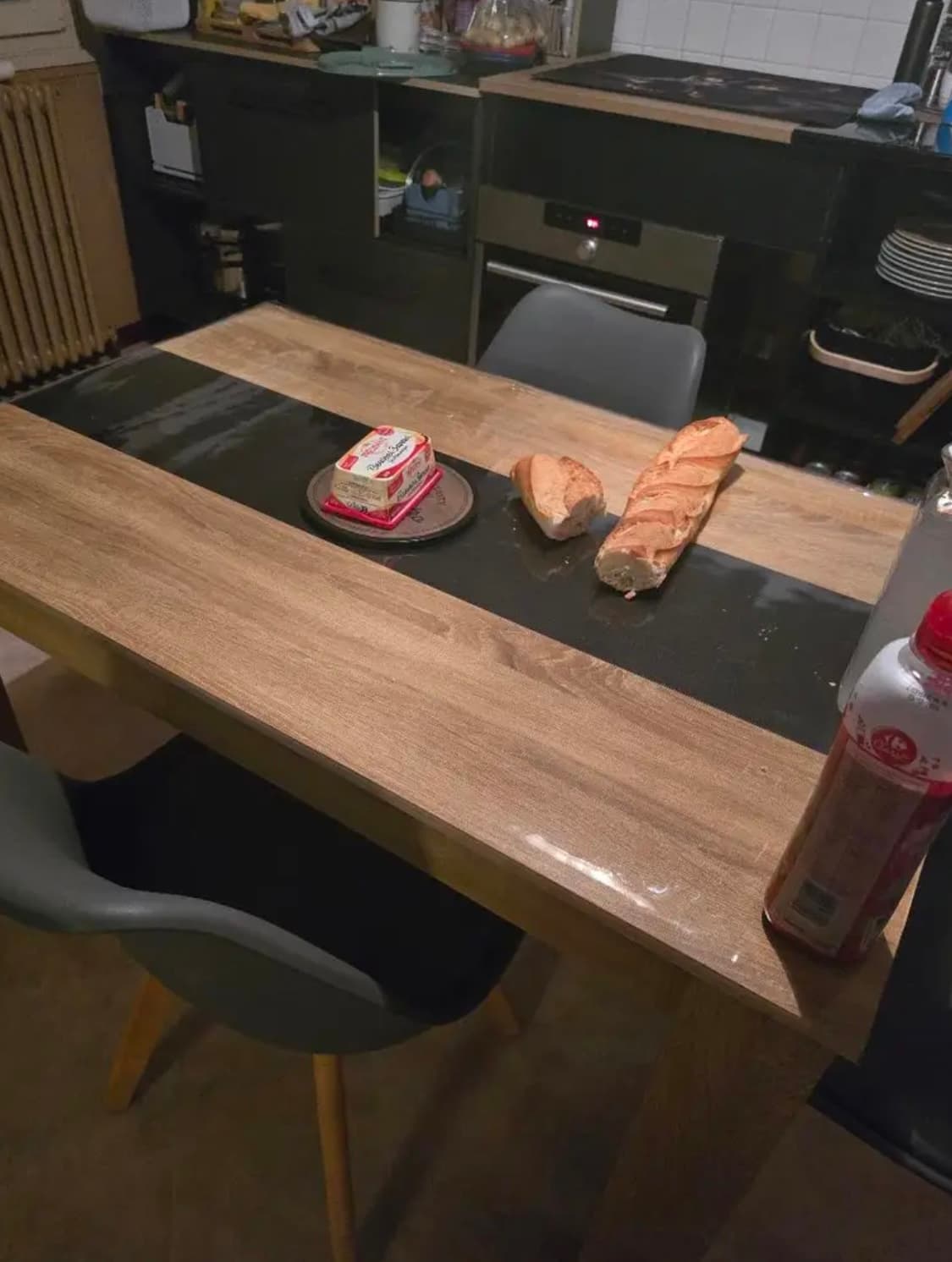 Cienka przezroczysta mata na stole — naturalny blat widoczny pod spodem