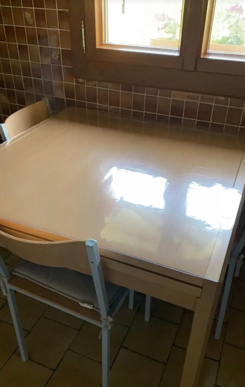 Ochronna mata na stół (miękkie szkło) w salonie klienta